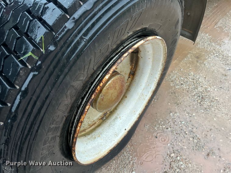 image for item JM9140 1992 White GMC WIA  Semi Truck