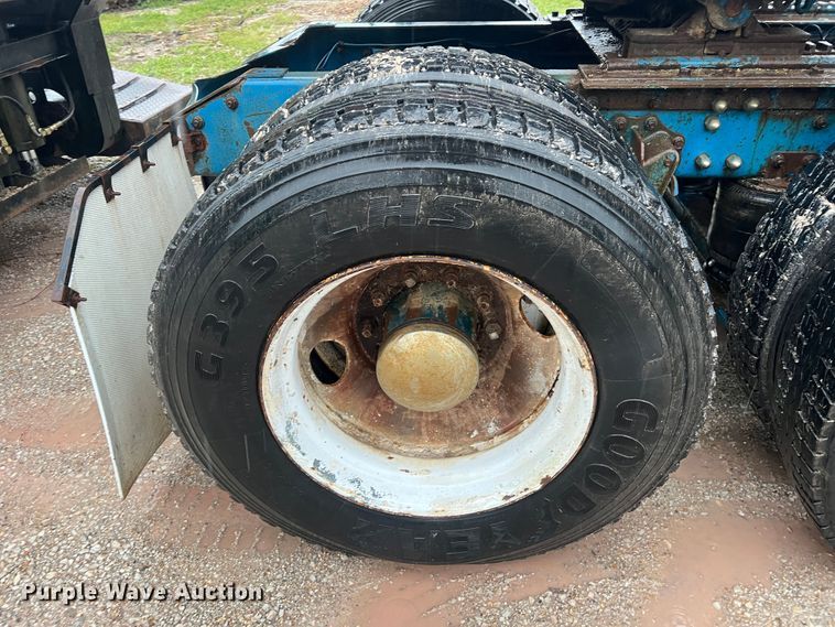 image for item JM9140 1992 White GMC WIA  Semi Truck