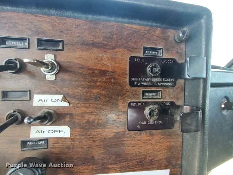 image for item JX9233 1998 Peterbilt 378  semi truck