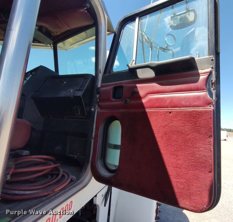 image for item JX9233 1998 Peterbilt 378  semi truck