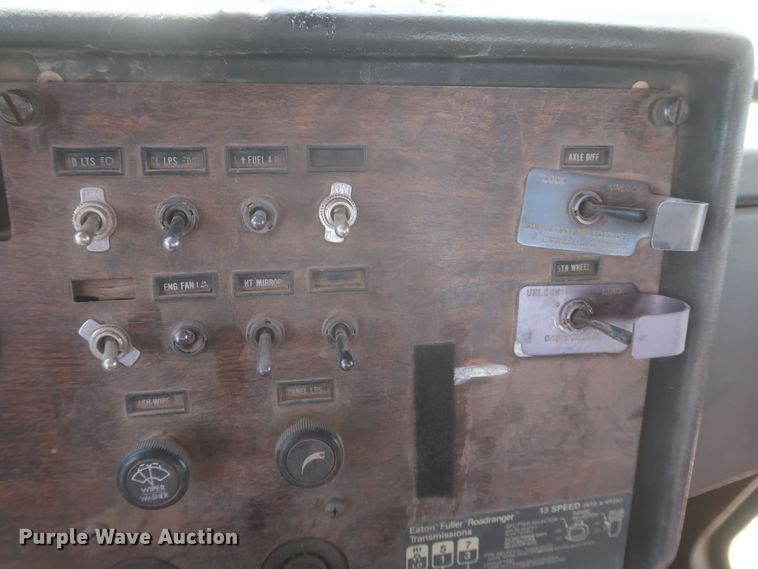 image for item JX9249 1992 Peterbilt 378  semi truck