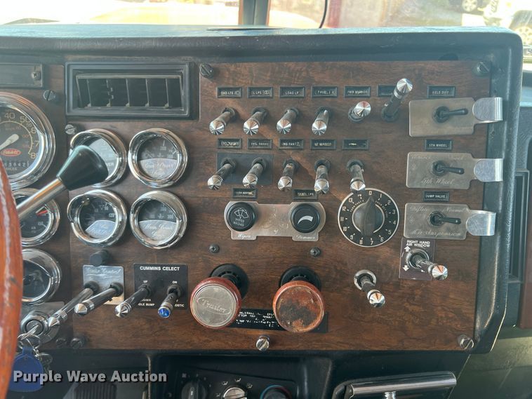 image for item JX9294 1995 Peterbilt 379  semi truck