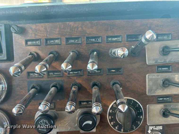 image for item JX9294 1995 Peterbilt 379  semi truck