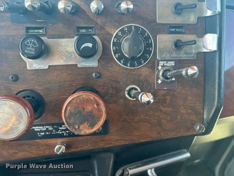 image for item JX9294 1995 Peterbilt 379  semi truck