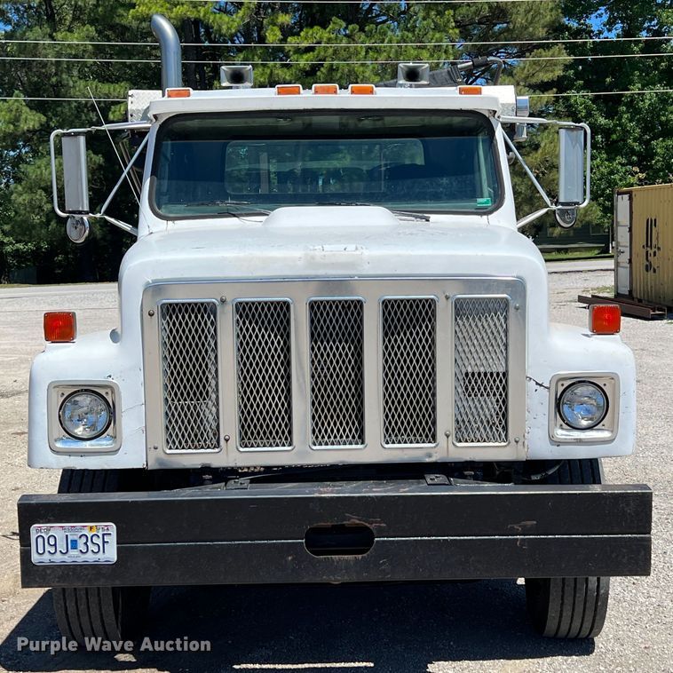 image for item JX9468 1991 International F2574  roll-off container truck