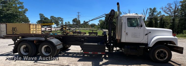 image for item JX9468 1991 International F2574  roll-off container truck