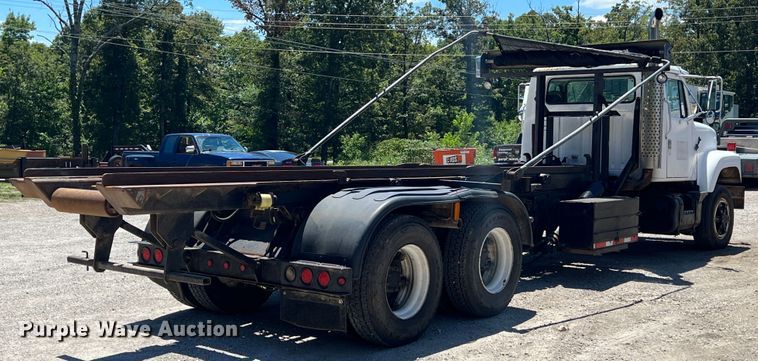 image for item JX9468 1991 International F2574  roll-off container truck