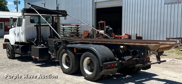 image for item JX9468 1991 International F2574  roll-off container truck
