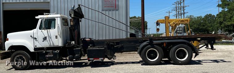 image for item JX9468 1991 International F2574  roll-off container truck