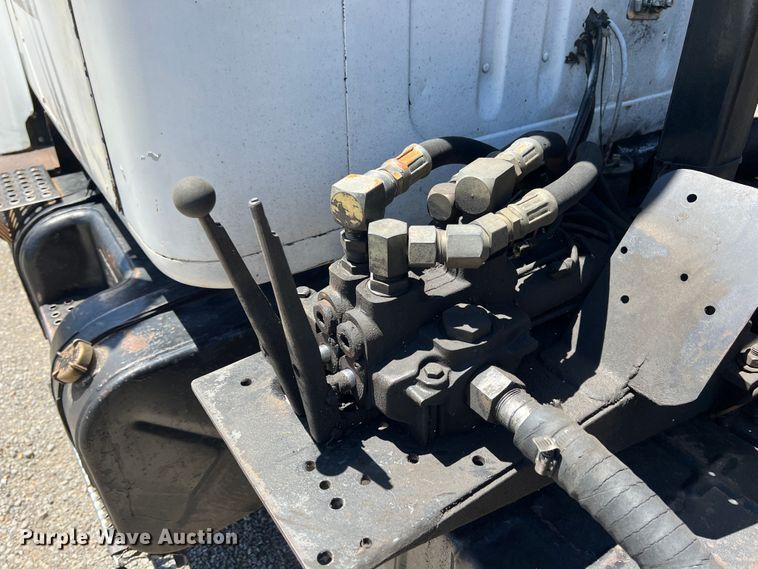 image for item JX9468 1991 International F2574  roll-off container truck