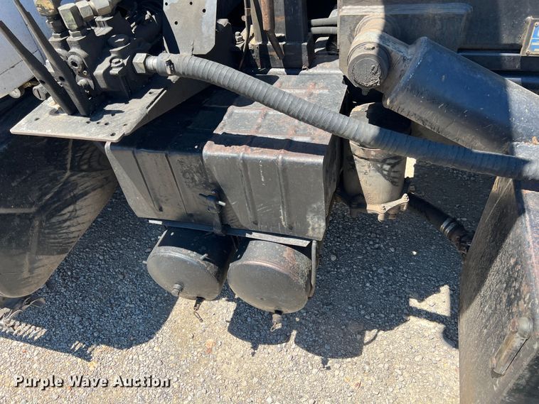 image for item JX9468 1991 International F2574  roll-off container truck