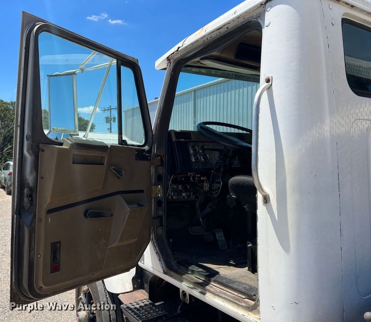 image for item JX9468 1991 International F2574  roll-off container truck