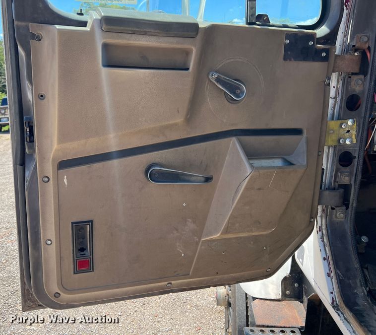 image for item JX9468 1991 International F2574  roll-off container truck