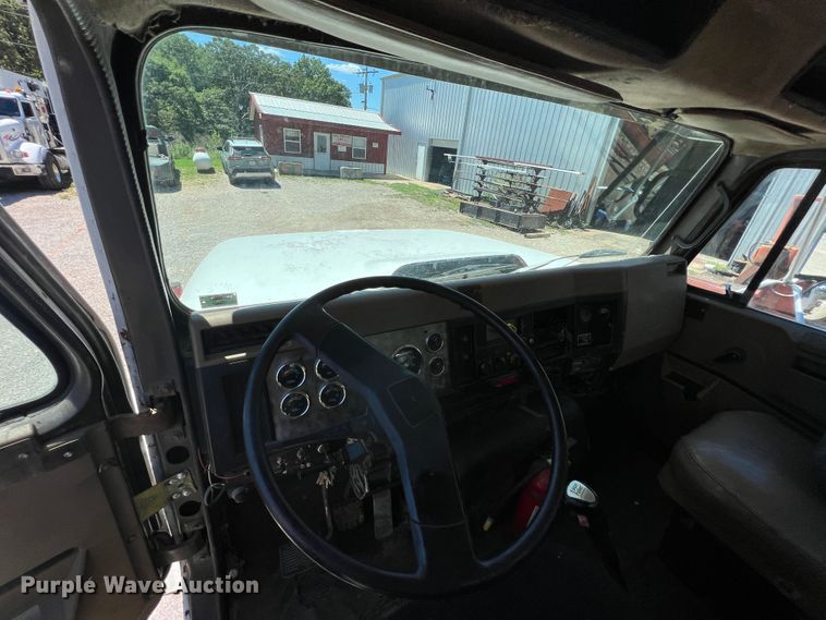 image for item JX9468 1991 International F2574  roll-off container truck