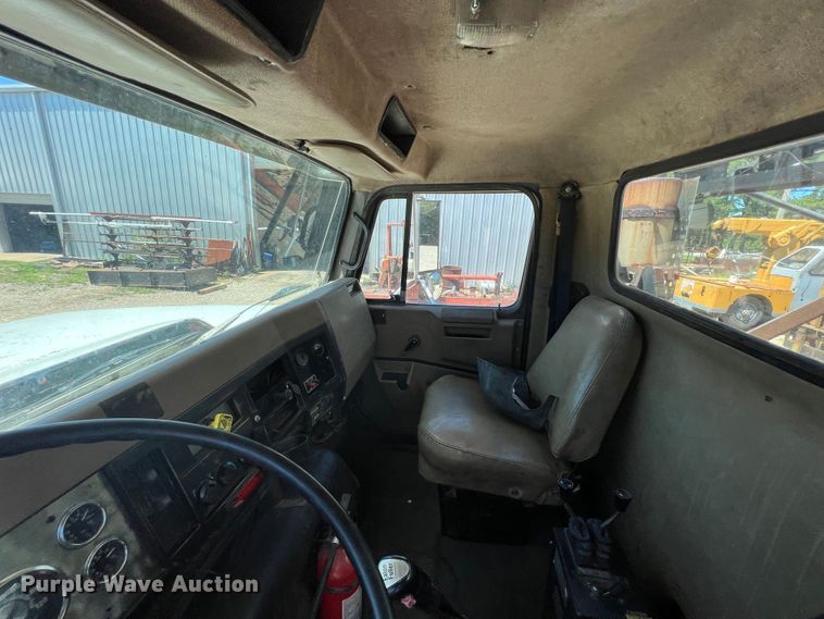 image for item JX9468 1991 International F2574  roll-off container truck