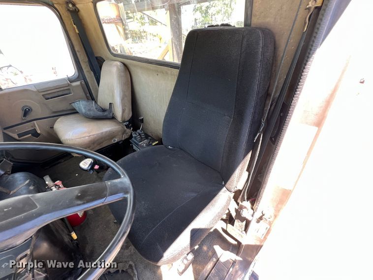 image for item JX9468 1991 International F2574  roll-off container truck