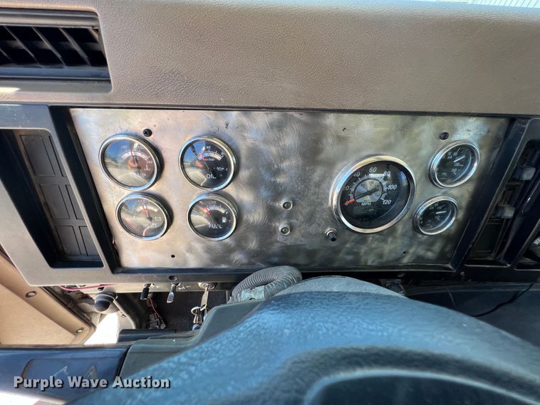 image for item JX9468 1991 International F2574  roll-off container truck