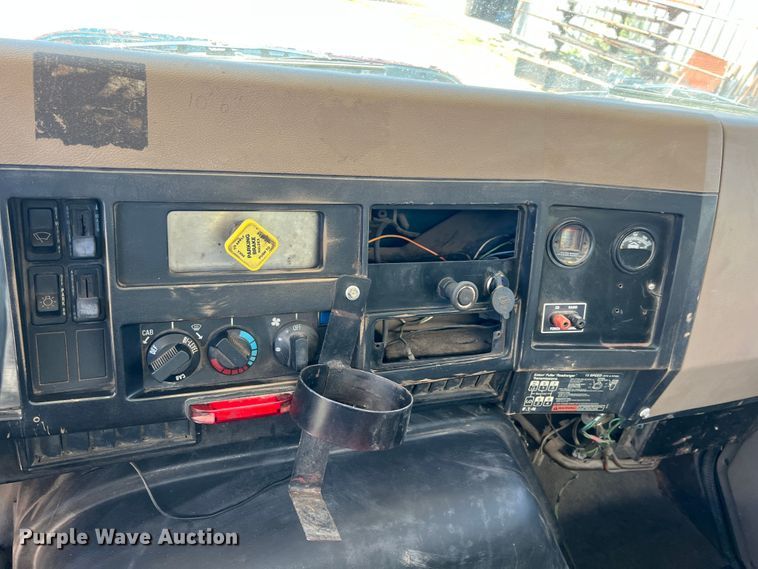 image for item JX9468 1991 International F2574  roll-off container truck