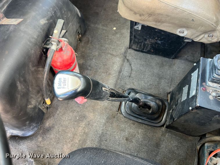 image for item JX9468 1991 International F2574  roll-off container truck