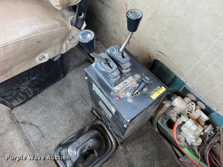 image for item JX9468 1991 International F2574  roll-off container truck