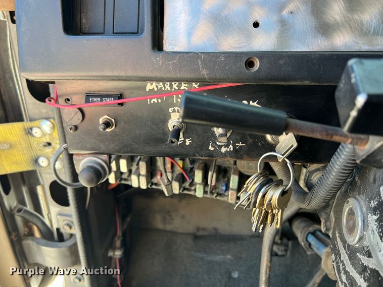 image for item JX9468 1991 International F2574  roll-off container truck