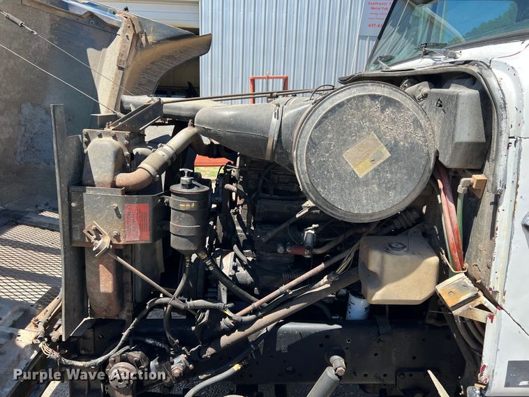 image for item JX9468 1991 International F2574  roll-off container truck