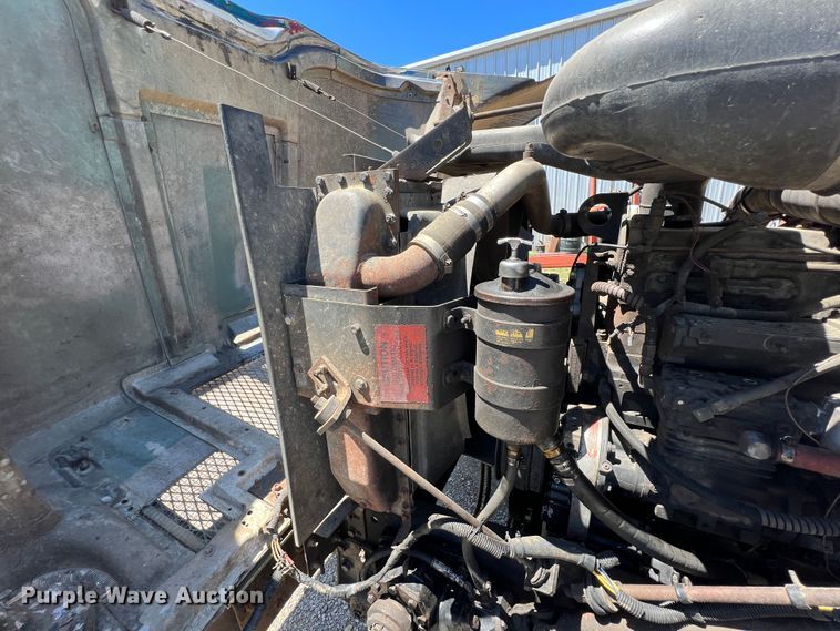 image for item JX9468 1991 International F2574  roll-off container truck