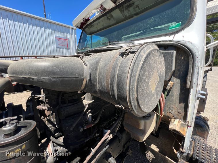 image for item JX9468 1991 International F2574  roll-off container truck