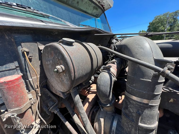 image for item JX9468 1991 International F2574  roll-off container truck