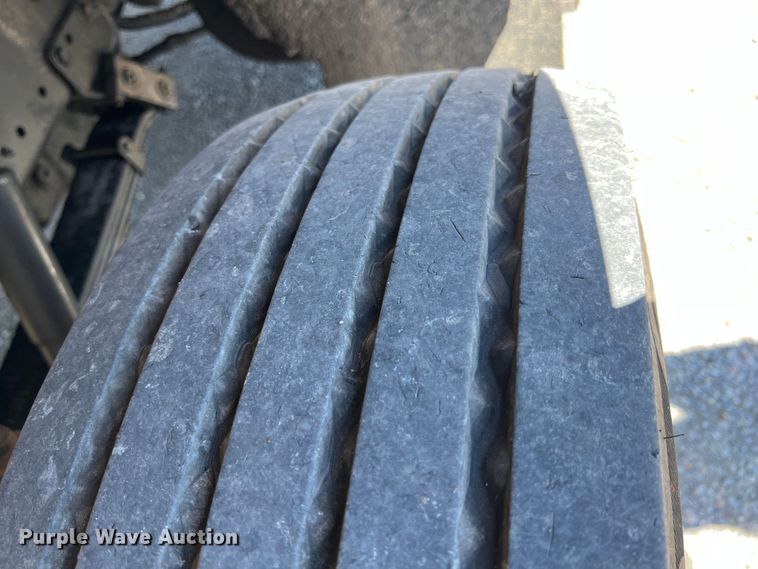 image for item JX9468 1991 International F2574  roll-off container truck