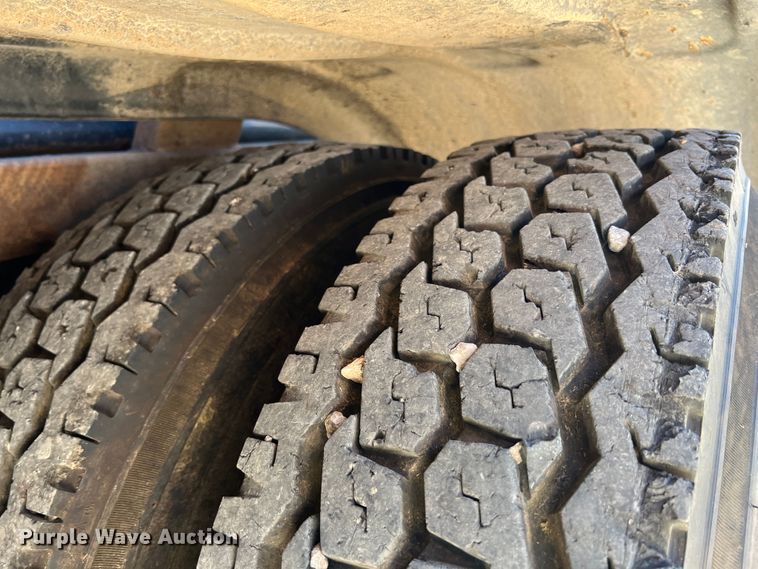 image for item JX9468 1991 International F2574  roll-off container truck