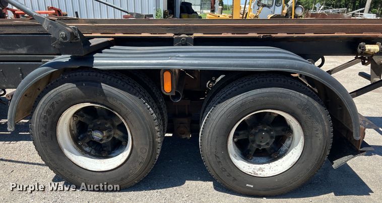 image for item JX9468 1991 International F2574  roll-off container truck