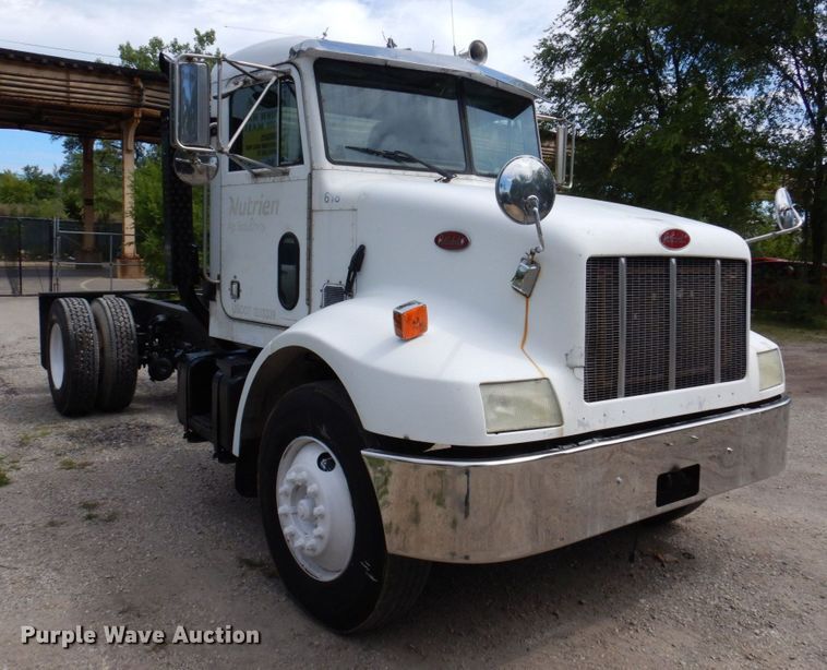 image for item KF9610 1996 Peterbilt 330  truck cab and chassis