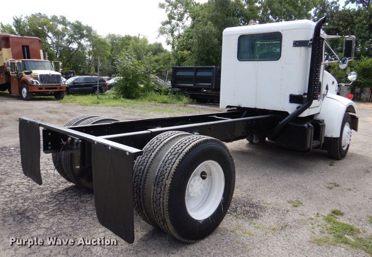 image for item KF9610 1996 Peterbilt 330  truck cab and chassis