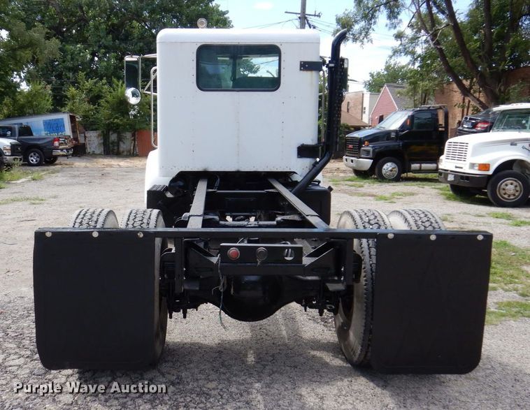image for item KF9610 1996 Peterbilt 330  truck cab and chassis