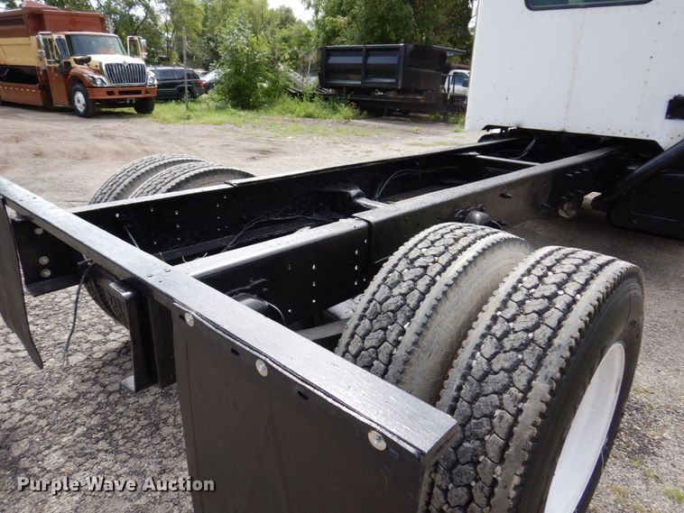 image for item KF9610 1996 Peterbilt 330  truck cab and chassis