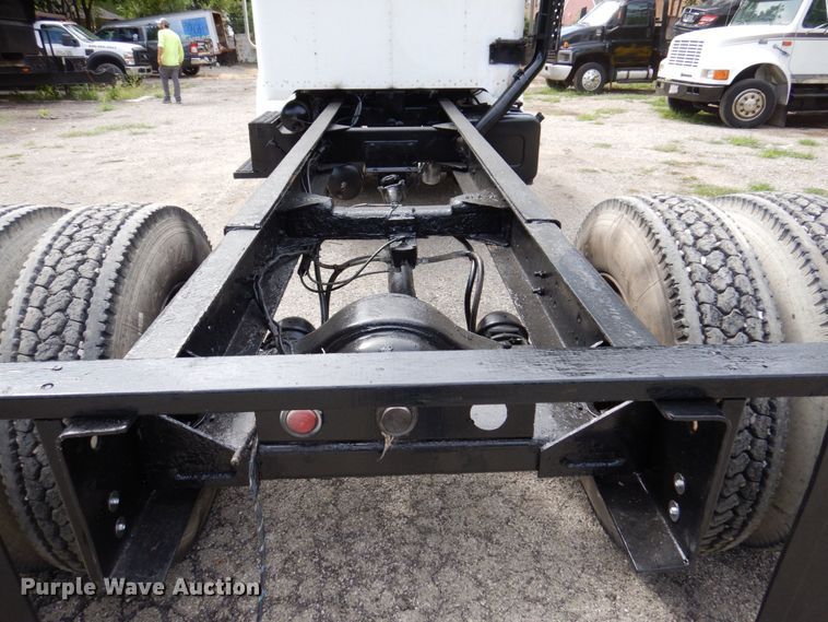 image for item KF9610 1996 Peterbilt 330  truck cab and chassis