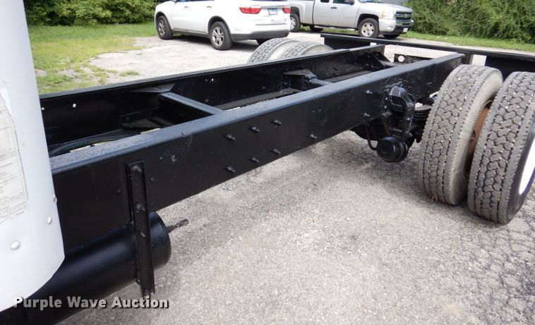 image for item KF9610 1996 Peterbilt 330  truck cab and chassis