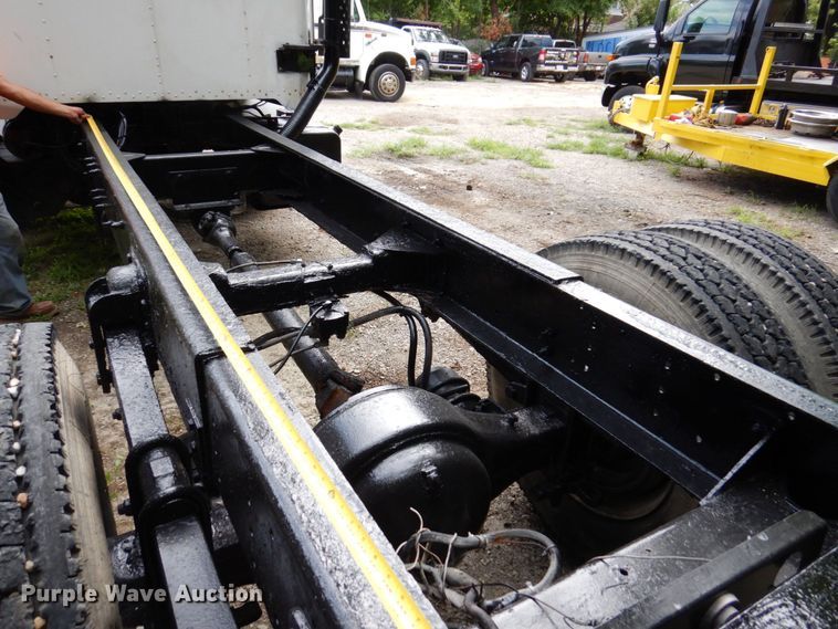 image for item KF9610 1996 Peterbilt 330  truck cab and chassis