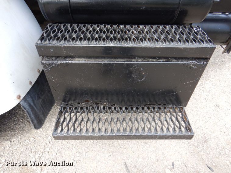 image for item KF9610 1996 Peterbilt 330  truck cab and chassis