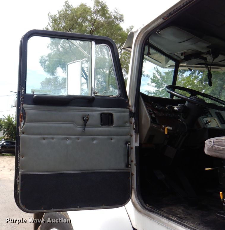 image for item KF9610 1996 Peterbilt 330  truck cab and chassis