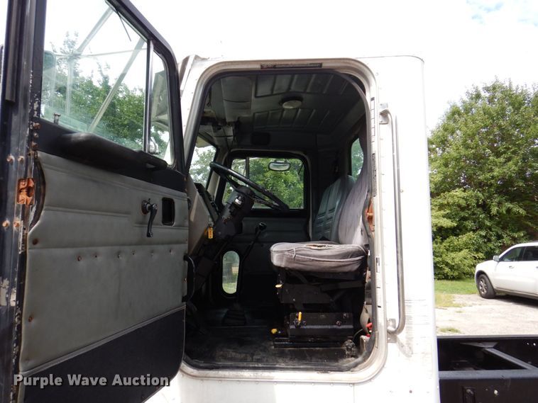 image for item KF9610 1996 Peterbilt 330  truck cab and chassis