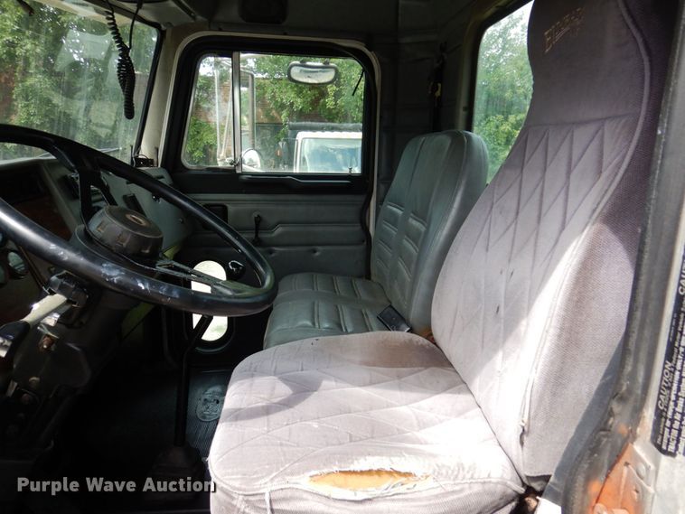 image for item KF9610 1996 Peterbilt 330  truck cab and chassis