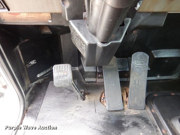 image for item KF9610 1996 Peterbilt 330  truck cab and chassis