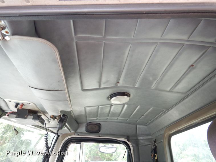 image for item KF9610 1996 Peterbilt 330  truck cab and chassis