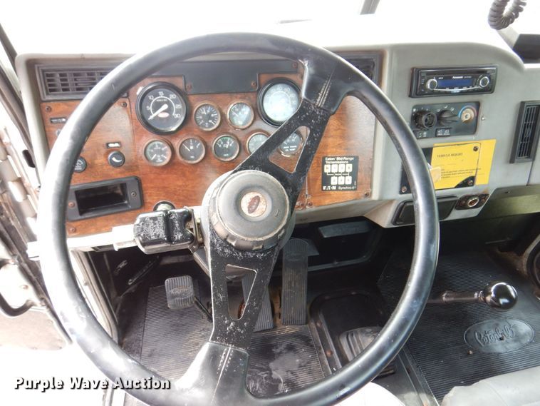 image for item KF9610 1996 Peterbilt 330  truck cab and chassis