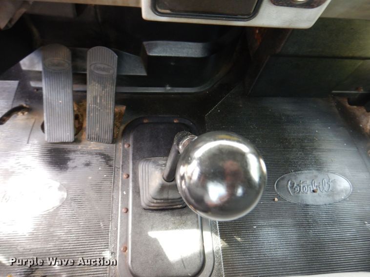 image for item KF9610 1996 Peterbilt 330  truck cab and chassis