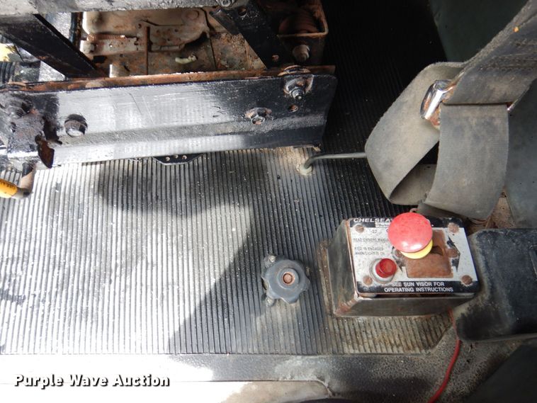 image for item KF9610 1996 Peterbilt 330  truck cab and chassis