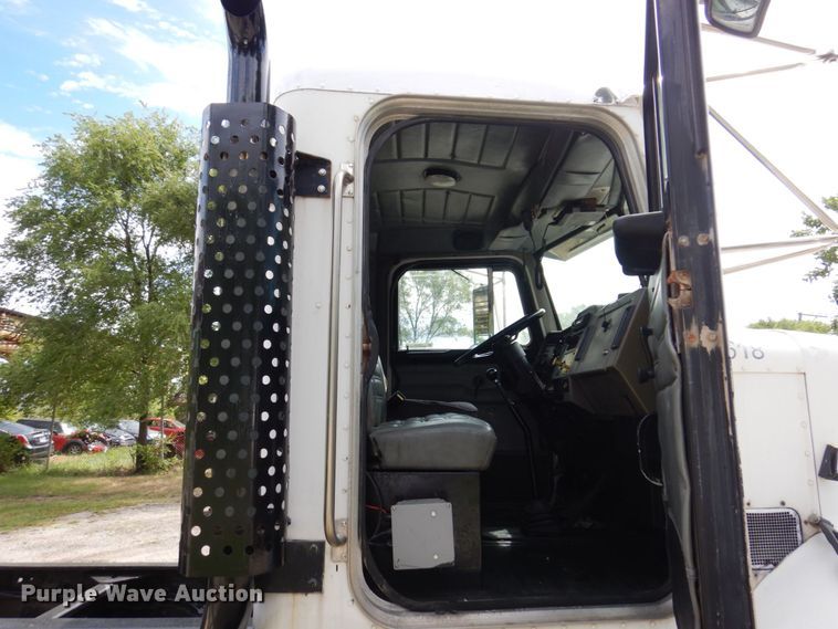 image for item KF9610 1996 Peterbilt 330  truck cab and chassis