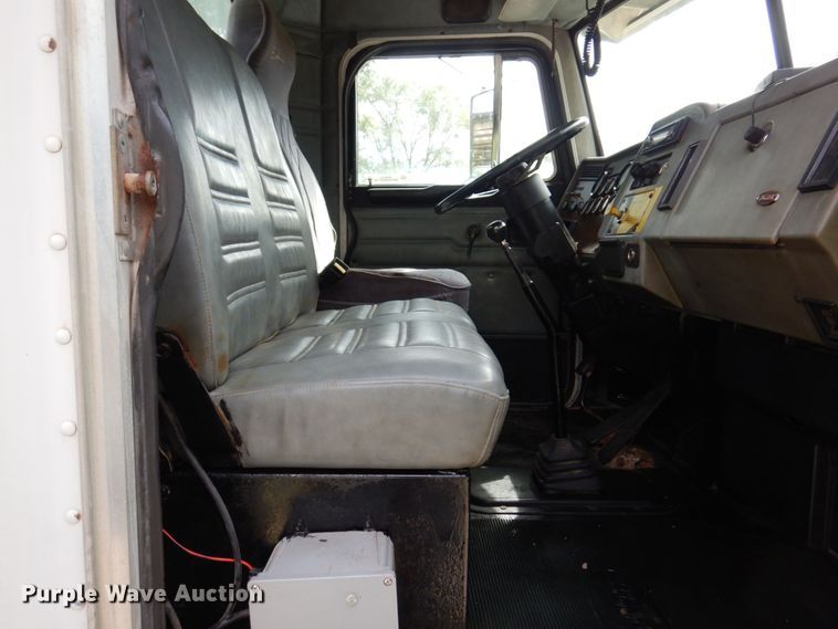 image for item KF9610 1996 Peterbilt 330  truck cab and chassis